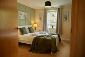 Stylish 2-Bedroom Apartment with Free Parking